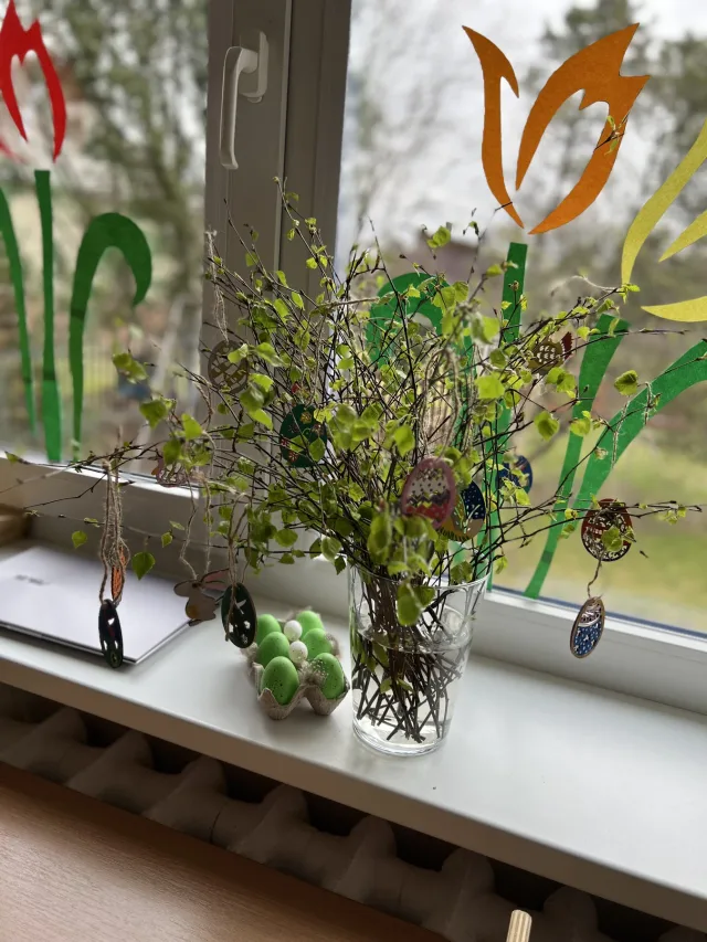 Vaikų sukurta gamtos kompozicija klasės lange