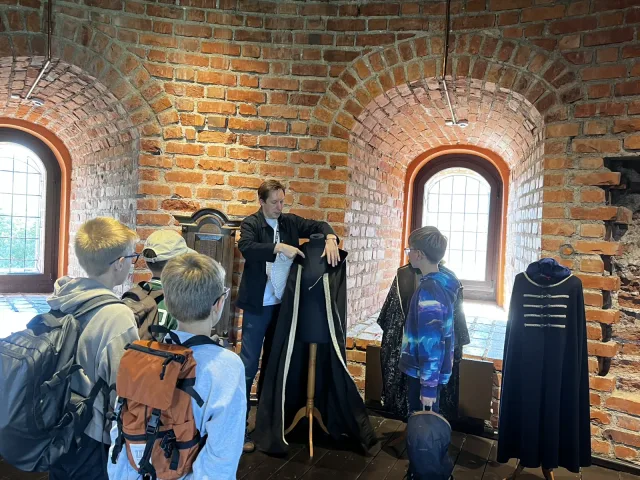 Kauno pilies edukacijos vedėjas vaikams pristato istorinius drabužius
