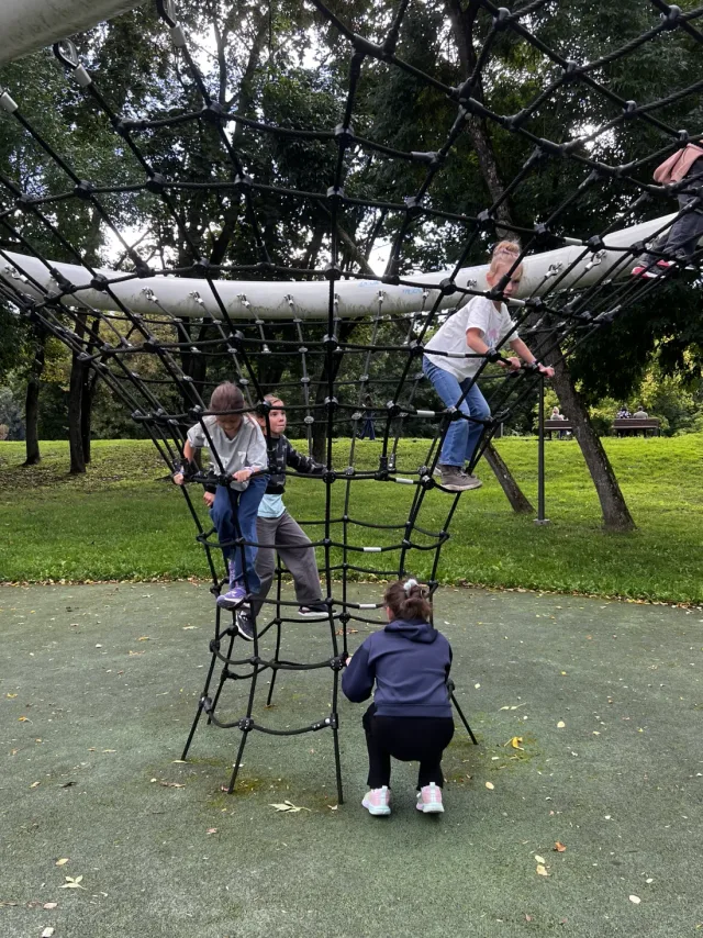 Vaikai kartu kopia laipynėmis Santakos parke