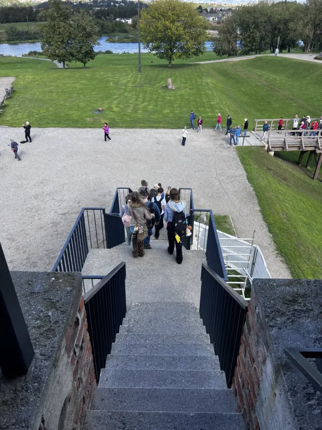 Mokiniai leidžiasi Kauno pilies laiptais į Santakos parką