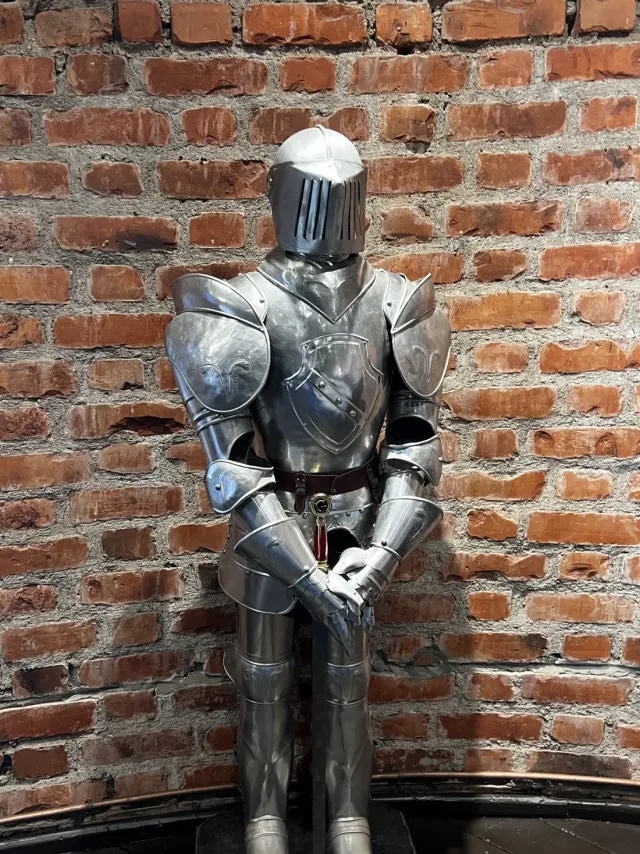 Pilies ekspozicijoje pristatomi metaliniai riterio šarvai