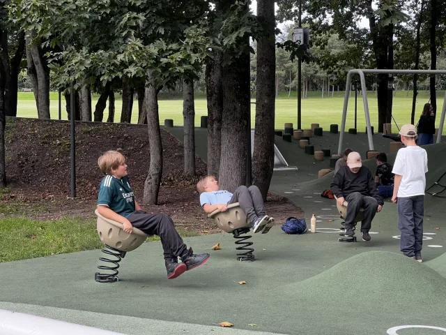 Mokiniai žaidžia Santakos parko žaidimų aikštelėje