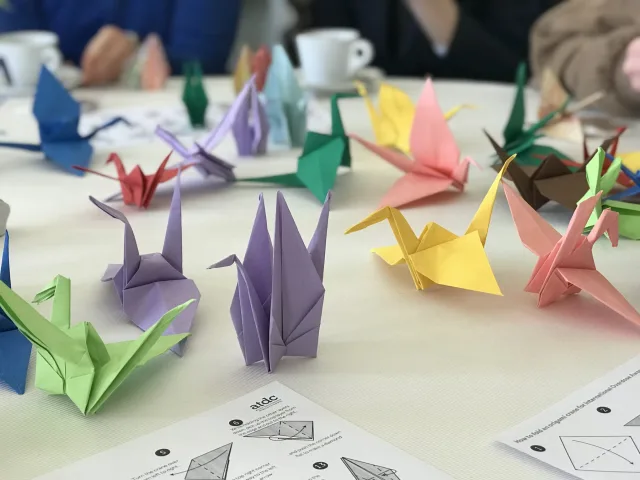 Vaikų sulankstytos spalvotos origami gervės