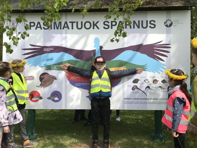 Vaikai gamtoje lygina savo rankų mostą su paukščių sparnų pločiu