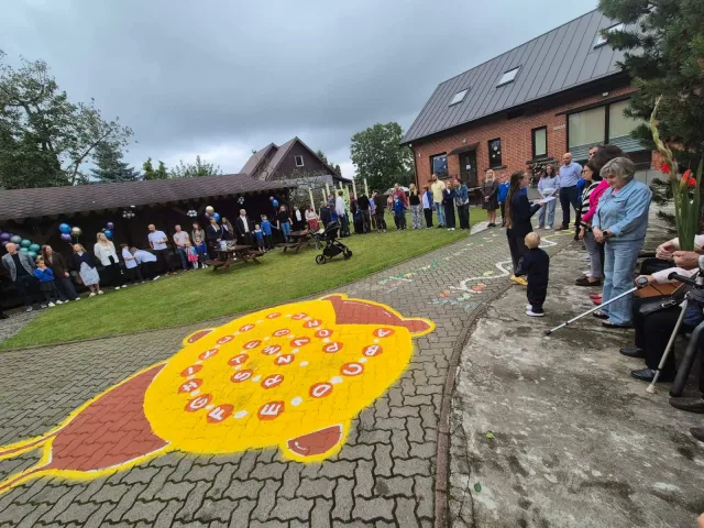 Rugsėjo 1-osios šventės dalyviai susirinkę Kauno Montessori mokyklos kieme