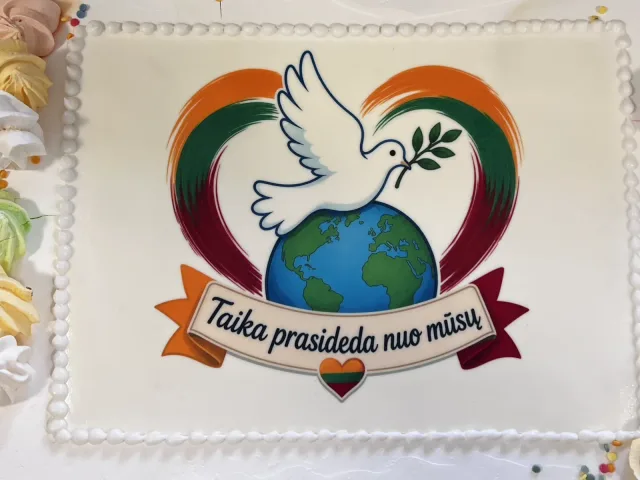 Šventinis tortas su taikos ir bendrystės simboliu
